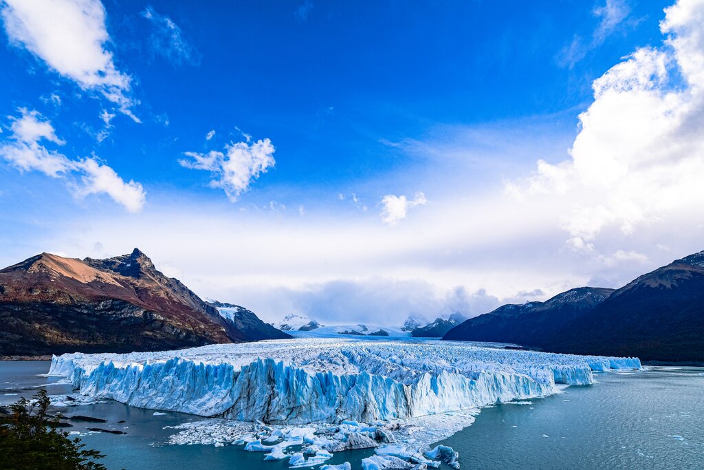 Image of towering glaciers in Patagonia, Argentina